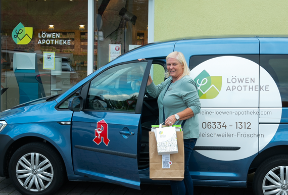 Der Botendienstfahrer der Löwen Apotheke bei Aussteigen aus seinem Fahrzeug